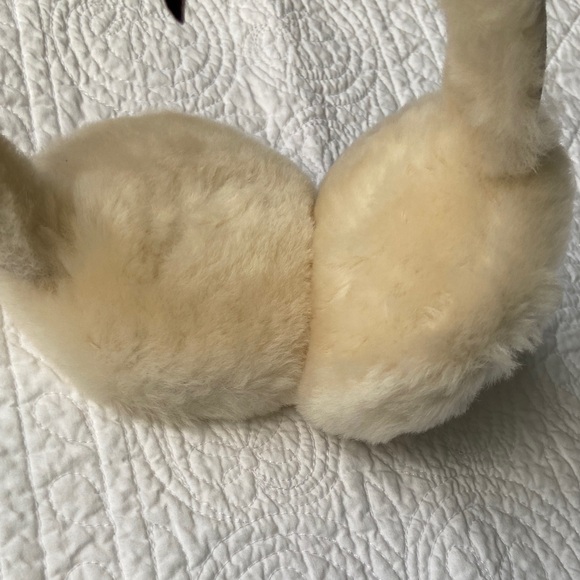 UGG Shearling Suede Earmuffs Cream NEW - Picture 7 of 13